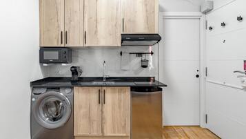 Een koelkast, een microgolfoven, een koffiezetapparaat/waterkoker