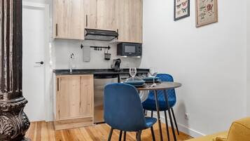 Een koelkast, een microgolfoven, een koffiezetapparaat/waterkoker