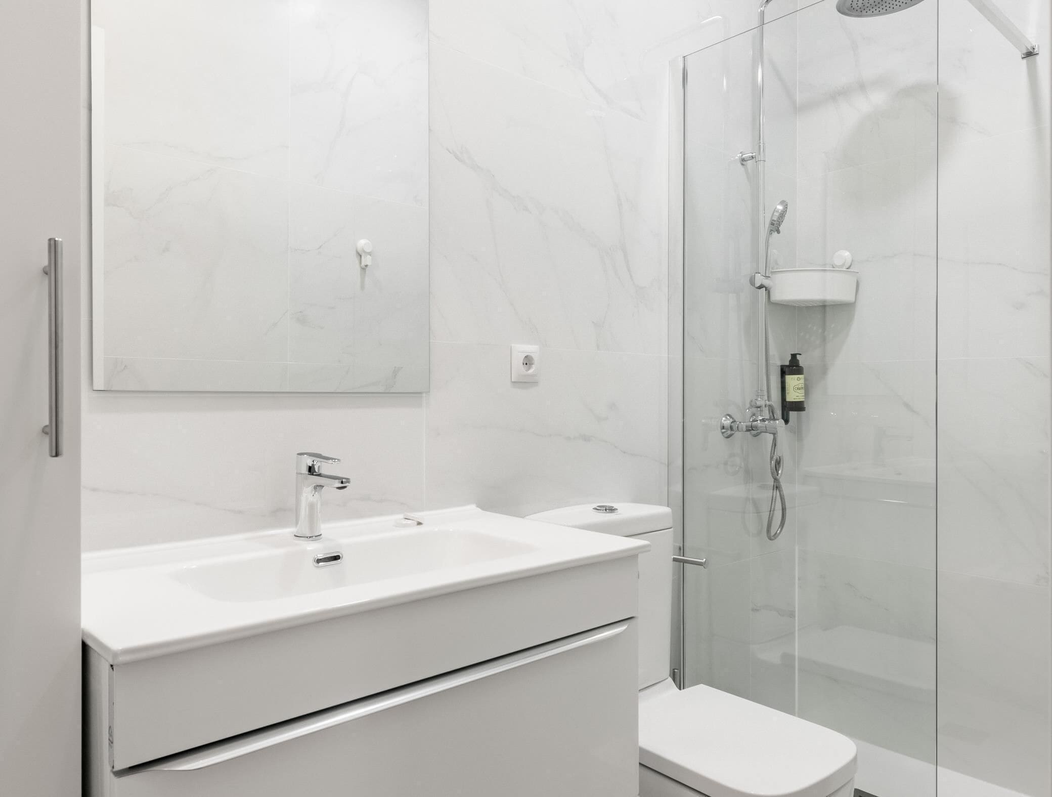 Douche, sèche-cheveux, serviettes fournies, savon