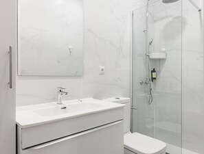 Een douche, een haardroger, handdoeken, zeep