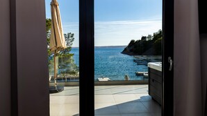 A balcony with a view of the sea, a beach, and boats. - Lovely home in Baric Draga (Baric Draga)
