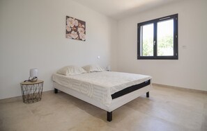 3 bedrooms, free WiFi, bed sheets - Gorgeous home in Saint-Martin-de-Crau (Saint-Martin-de-Crau)