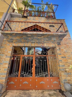 Front of property - Shkodra Guesthouse (Shkoder)