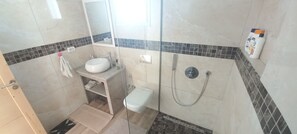 Dusche, Bidet, Handtücher, Toilettenpapier