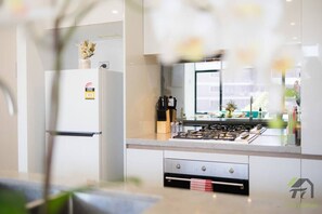 Jääkaappi, mikroaaltouuni, liesi, astianpesukone