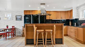 Wasserkocher mit Kaffee-/Teezubehör, Kühlschrank, Mikrowelle, Ofen