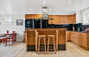 Fridge, oven, stovetop, dishwasher - Beautiful home in Lysekil with sauna (Lysekil)