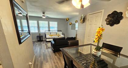 New Houston Home! Sleeps 10-12, Near Downtown, 4 Car Parking