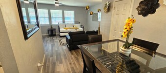 New Houston Home! Sleeps 10-12, Near Downtown, 4 Car Parking