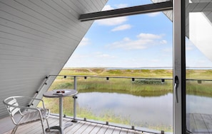 A balcony with a view of a lake and distant landscape. - 3 bedroom stunning home in Vestervig (Vestervig)