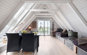 Una televisión, una chimenea