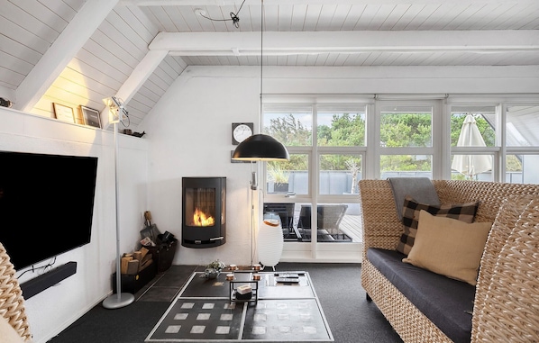 Una televisión, una chimenea