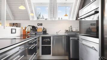 Køleskab, kogeplade, opvaskemaskine, kaffe-/temaskine