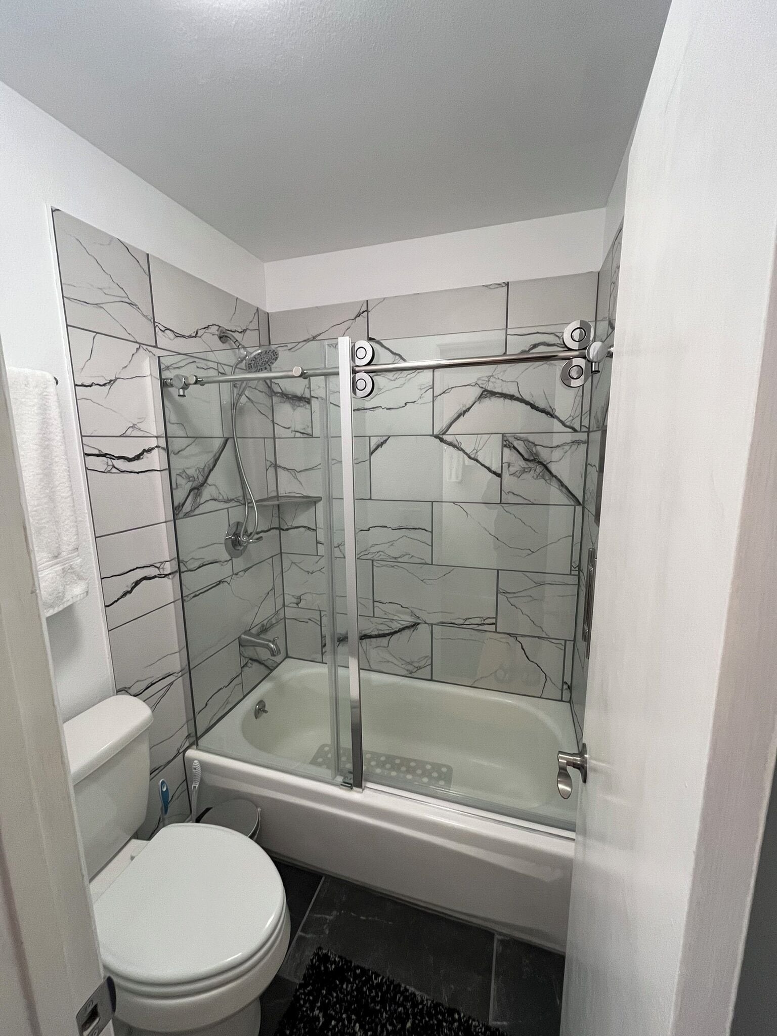 Secadora de cabello, toallas, jabón, papel de baño 