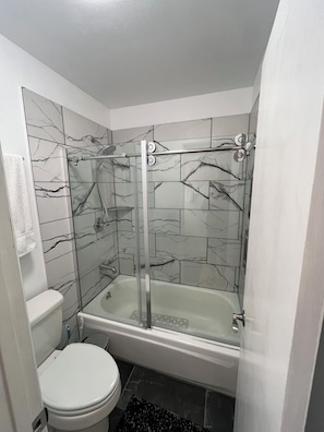 Secadora de cabello, toallas, jabón, papel de baño