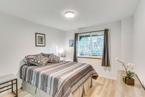 4 habitaciones, escritorio y tabla de planchar con plancha