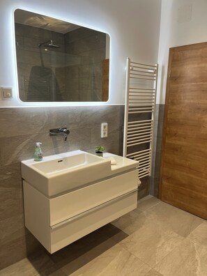 Shower, hair dryer, towels, toilet paper - Romantisches Scheunen-loft mit Moderner Architektur in Historischer Altstadt (Iphofen)