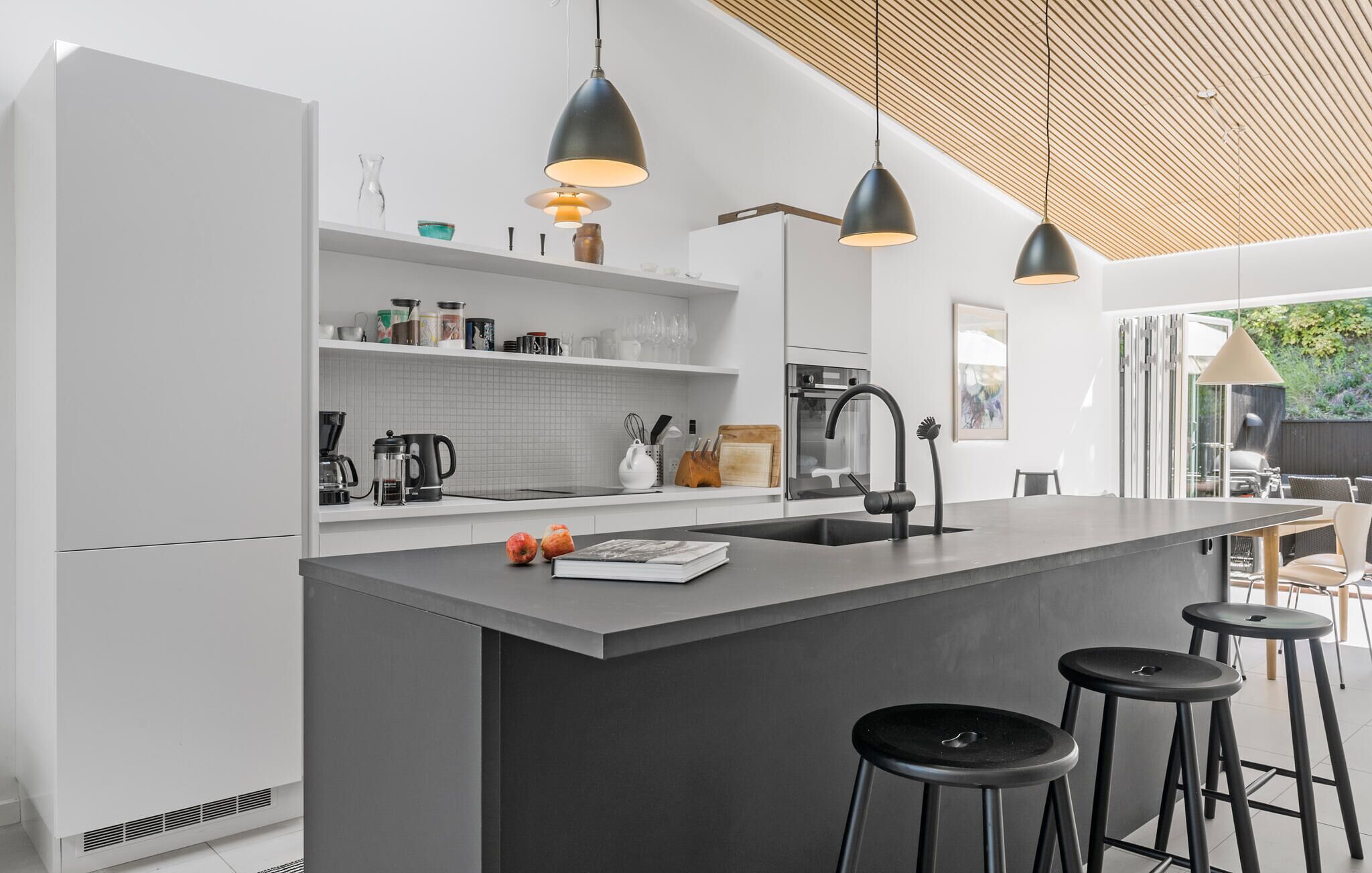 ثلاجة، فرن، غسالة أطباق، ماكينة لصنع القهوة/الشاي