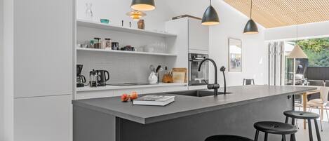 Frigorífico, horno, lavavajillas y cafetera o tetera