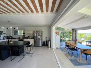 Mikrowelle, Ofen, Geschirrspüler, Wasserkocher mit Kaffee-/Teezubehör