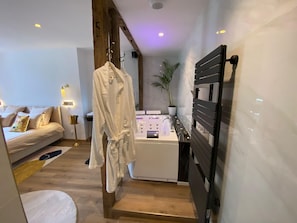 1 habitación, tabla de planchar con plancha, wifi y ropa de cama 