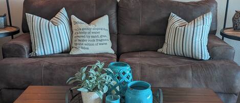 Smart-TV, Bücher, Stereoanlage