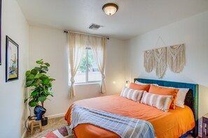 3 Schlafzimmer, Schreibtisch, Bügeleisen/Bügelbrett, Reisekinderbett