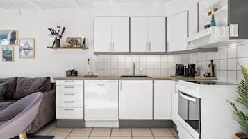 Refrigerador, parrilla de estufa, lavavajillas y cafetera y tetera