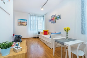 Apartamento | Área de estar | TV de tela plana 30 polegadas com canais via satélite