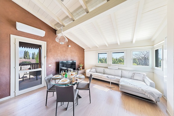 Apartment, Hill View | Dining room