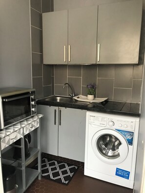 Kylskåp, mikrovågsugn, ugn och kaffe- och tebryggare