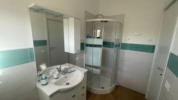 Doccia, asciugacapelli, bidet, asciugamani