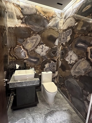 Hair dryer, towels, soap, toilet paper - St Regis Residence Mexico City Polanco (Ciudad de México)