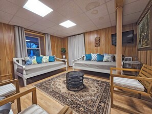 Smart TV, fireplace, ping pong, books - Lakefront - Hot Tub • Kayaks • Fire Pit • Sauna • Jacuzzi • Games • Sleeps 14 (Tobyhanna)