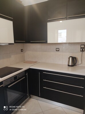 Kühlschrank, Ofen, Kochgeschirr/Geschirr/Besteck