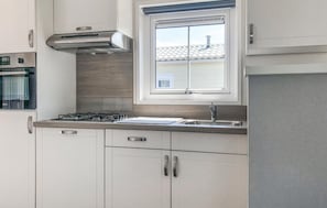Fridge, microwave, stovetop, dishwasher - Beautiful (sta)caravan in Julianadorp (Julianadorp)