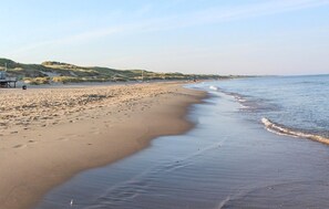 Una spiaggia nelle vicinanze, pesca