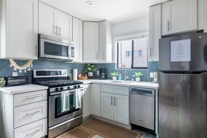 Fridge, microwave, oven, stovetop - 〰Boho Bliss: Steps to Boardwalk & Abbot Kinney〰 (Los Angeles)