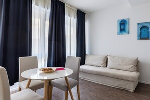 Leilighet | Oppholdsområde | En 35-tommers Flatskjerm-TV med digitale kanaler