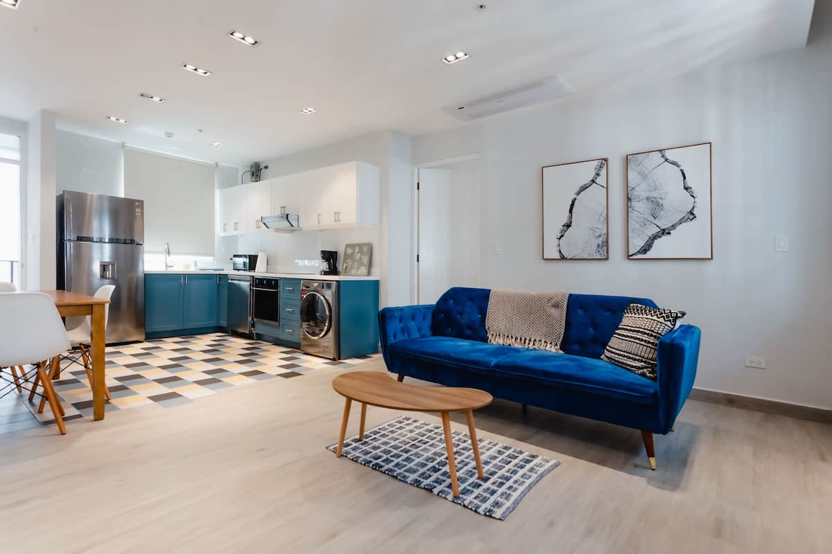 Apartment (1C) | Wohnbereich | 40-Zoll-Smart-TV mit Kabelempfang