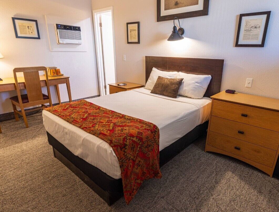 Patio Room with 1 Double Bed | Ropa de cama hipoalergénica, escritorio, tabla de planchar con plancha