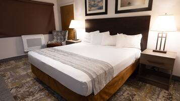 Deluxe King Room | Allergitestet sengetøy, skrivebord og strykejern/-brett