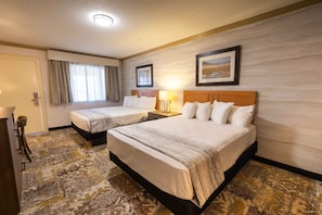 Deluxe Room With 2 Queen Beds | Bureau, accĂšs au Wi-Fi (inclus), literie fournie