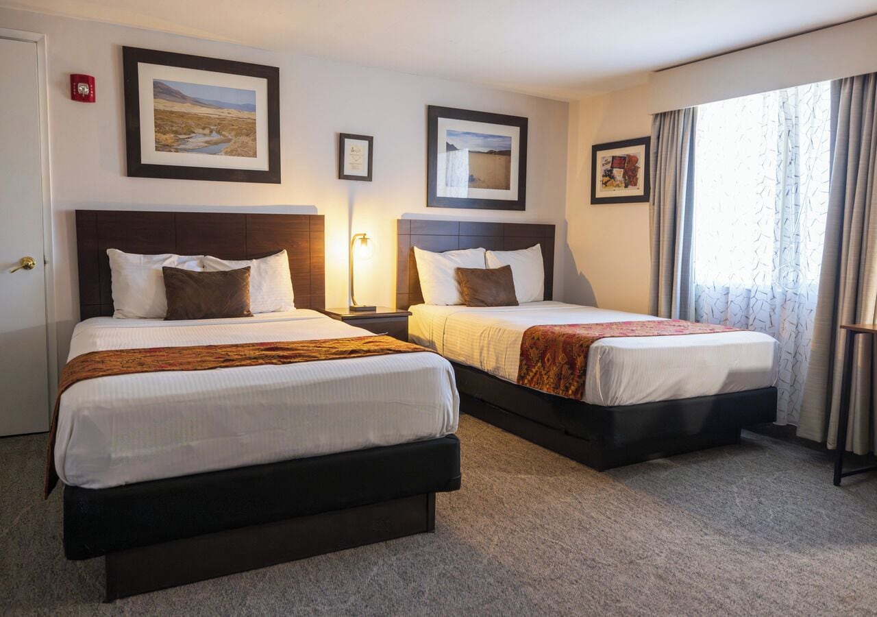 Standard Room with 2 Double Beds | Ropa de cama hipoalergénica, escritorio, tabla de planchar con plancha