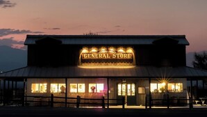Una tienda con un letrero que dice "General Store" al caer la noche.
