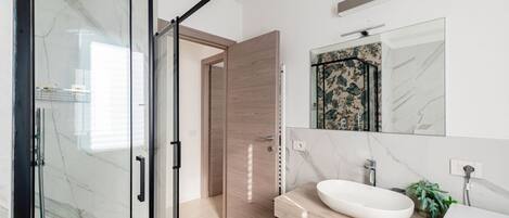 Dusche, Haartrockner, Bidet, Seife