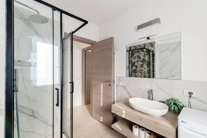 Regadera, secadora de cabello, bidet, jabón 