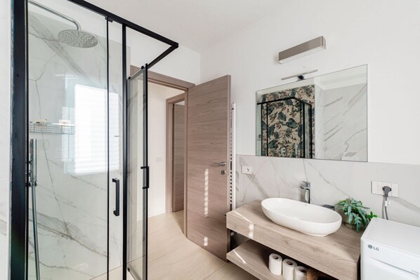 Dusche, Haartrockner, Bidet, Seife