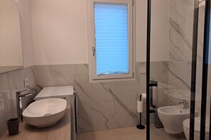 Regadera, secadora de cabello, bidet 