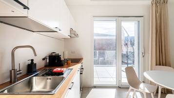 Coffee/tea maker, fridge, microwave, oven